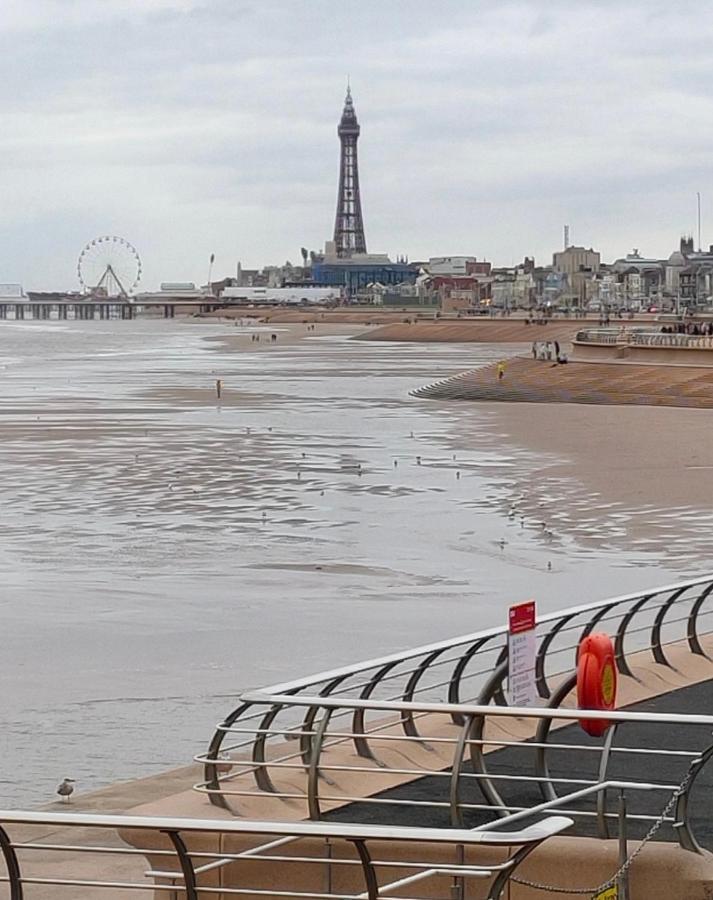 By The Seaside Bed and Breakfast Blackpool Eksteriør billede